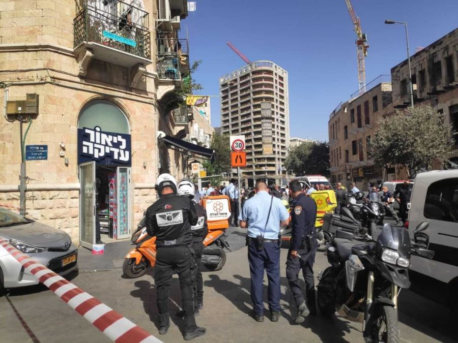 بالفيديو والصور.. إصابة 3 مستوطنين بعملية طعن بالقدس وإطلاق النار تجاه المنفذ